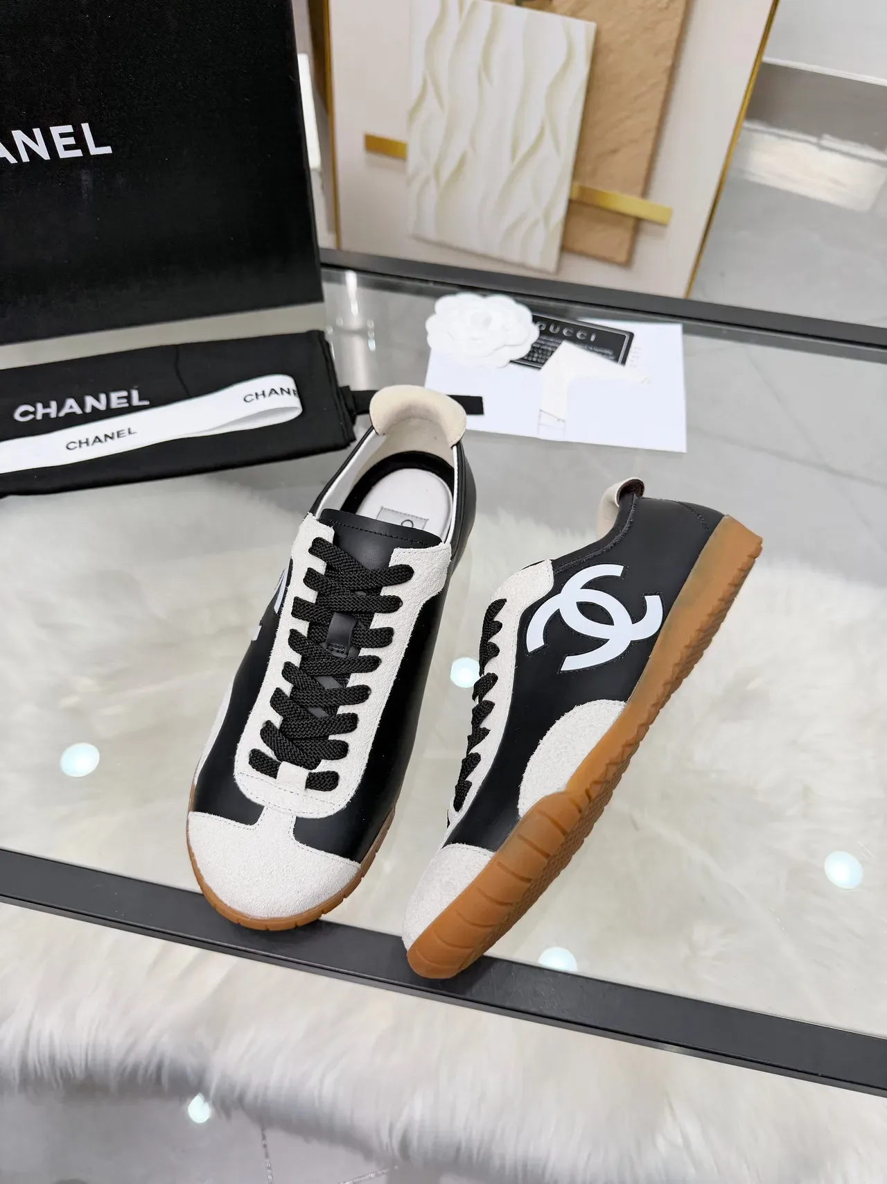 Chanel Logo Sneakers Noir et Blanc Suède Lifestyle 4