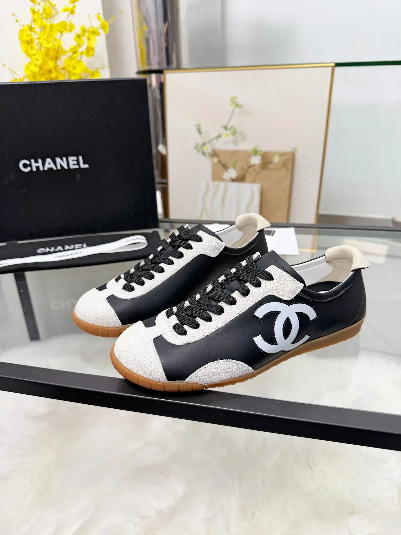 Chanel Logo Sneakers Noir et Blanc Suède Lifestyle 5