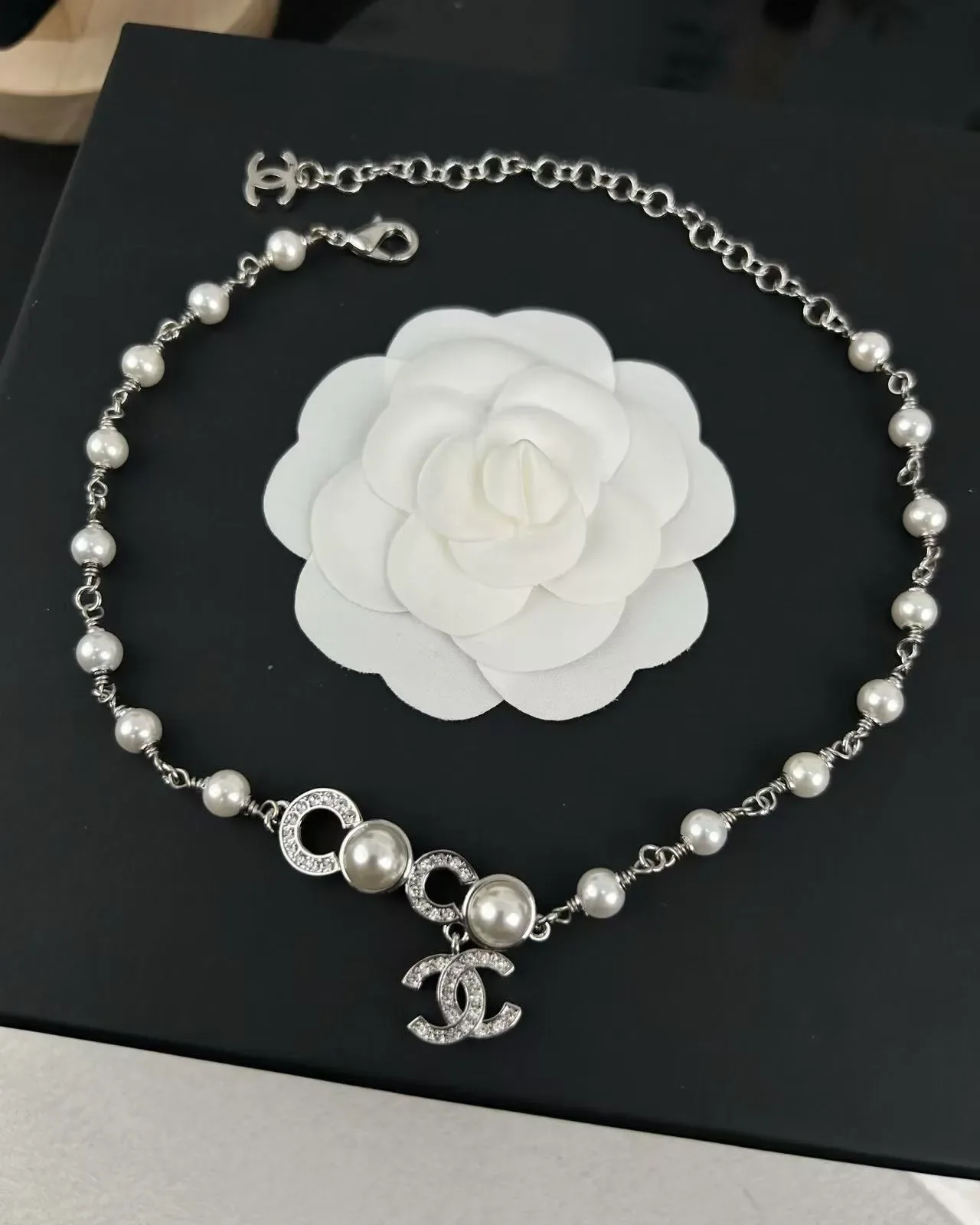 Collier Chanel perles et chaîne CC Logo 4