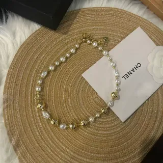 Chanel पर्ल और गोल्ड टोन CC लोगो बारोक स्ट्रैंड नेकलेस