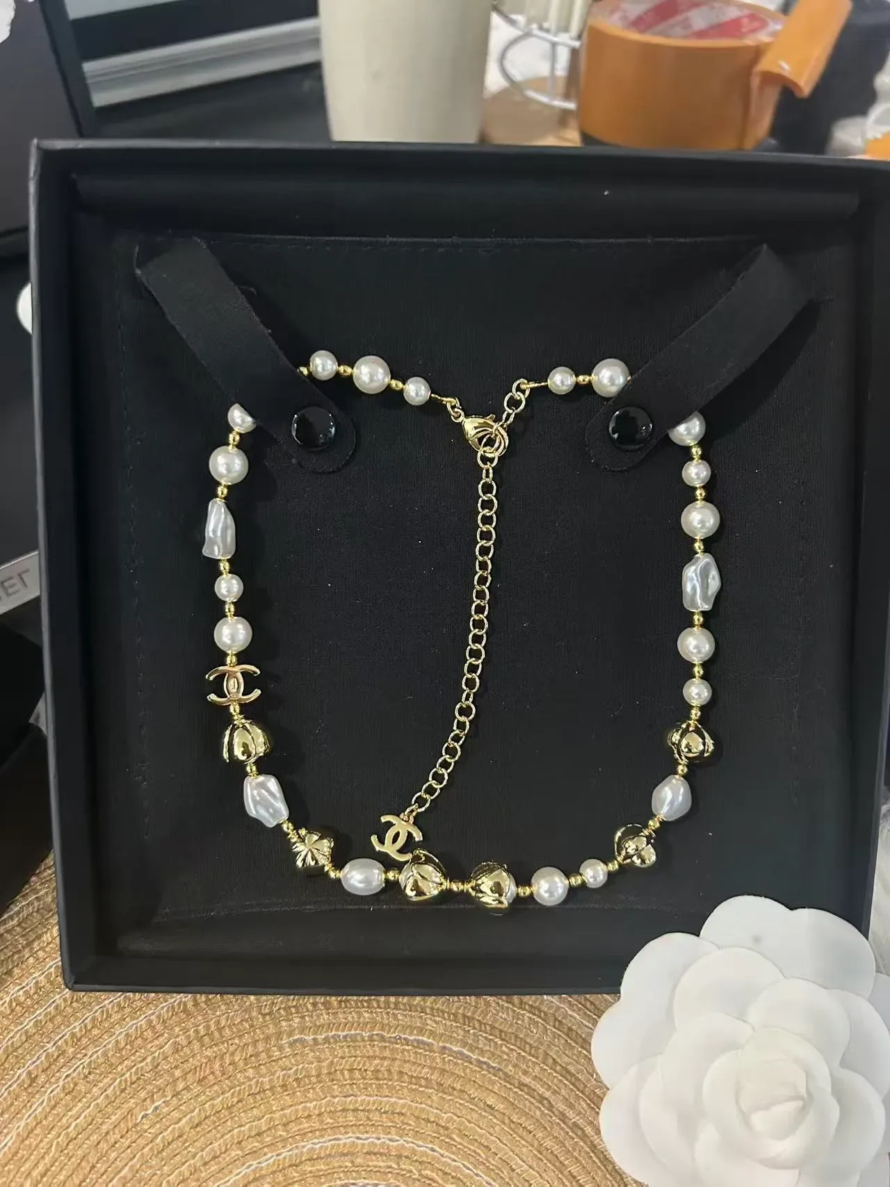 Chanel पर्ल और गोल्ड टोन CC लोगो बारोक स्ट्रैंड नेकलेस 2