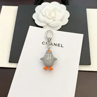 Chanel पेंगुइन चार्म ग्रे ऑरेंज सजाया क्रिस्टल स्कार्फ ज्वेलरी