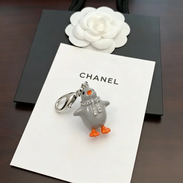 Chanel पेंगुइन चार्म ग्रे ऑरेंज सजाया क्रिस्टल स्कार्फ ज्वेलरी 2