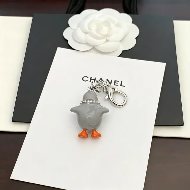 Chanel पेंगुइन चार्म ग्रे ऑरेंज सजाया क्रिस्टल स्कार्फ ज्वेलरी 4