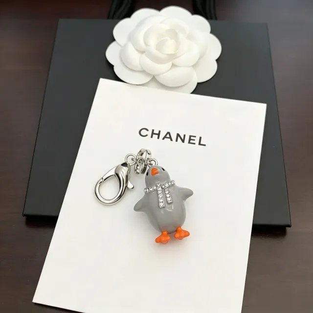 Chanel पेंगुइन चार्म ग्रे ऑरेंज सजाया क्रिस्टल स्कार्फ ज्वेलरी 5