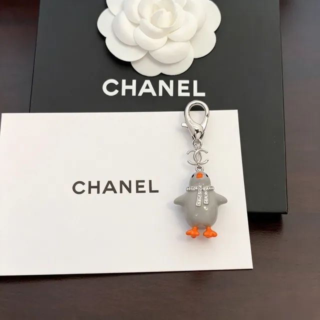 Chanel पेंगुइन चार्म ग्रे ऑरेंज सजाया क्रिस्टल स्कार्फ ज्वेलरी 7