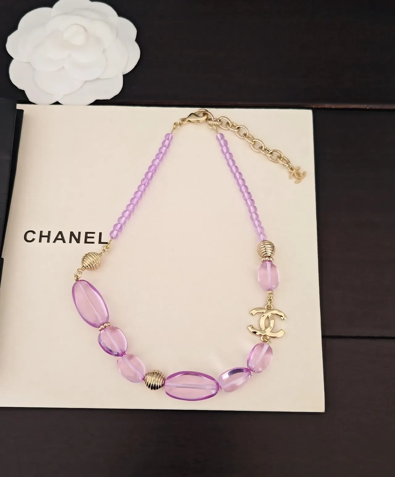 Chanel Collier de perles violettes dorées facettées ovales 2