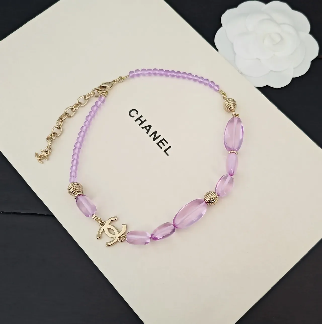 Chanel Collier de perles violettes dorées facettées ovales 3