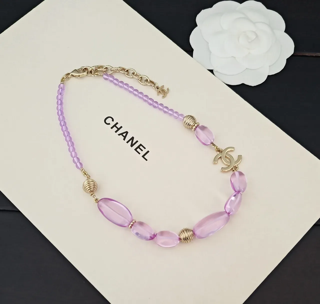 Chanel Collier de perles violettes dorées facettées ovales 4