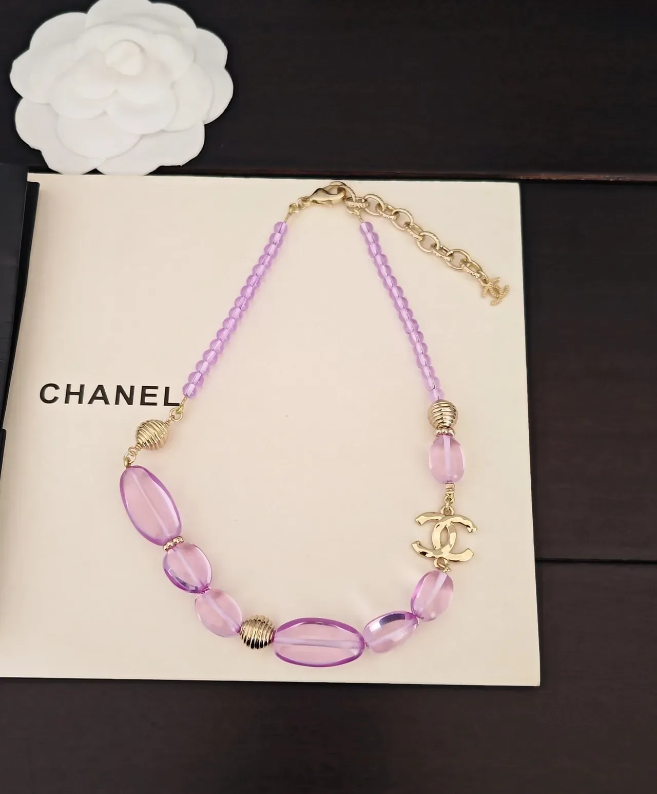 Chanel Collier de perles violettes dorées facettées ovales 5