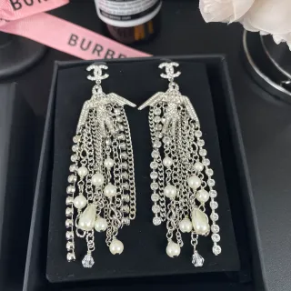 Chanel चाँदी सफेद चांदेलियर फ्रिंज मोती और क्रिस्टल ड्रॉप ईयरिंग्स
