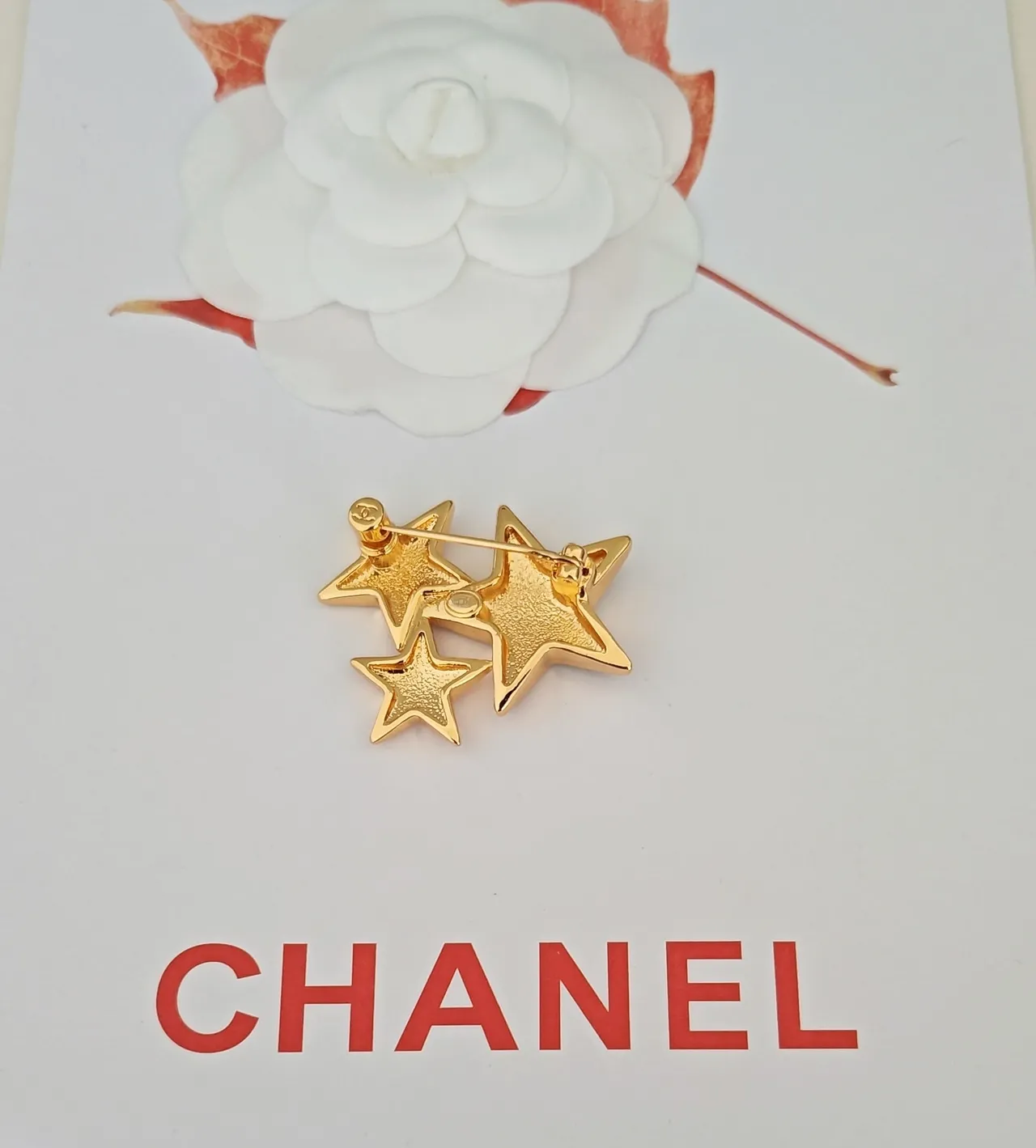 Broche Chanel motif étoile navy, émaillée en or et ornée de cristaux 2
