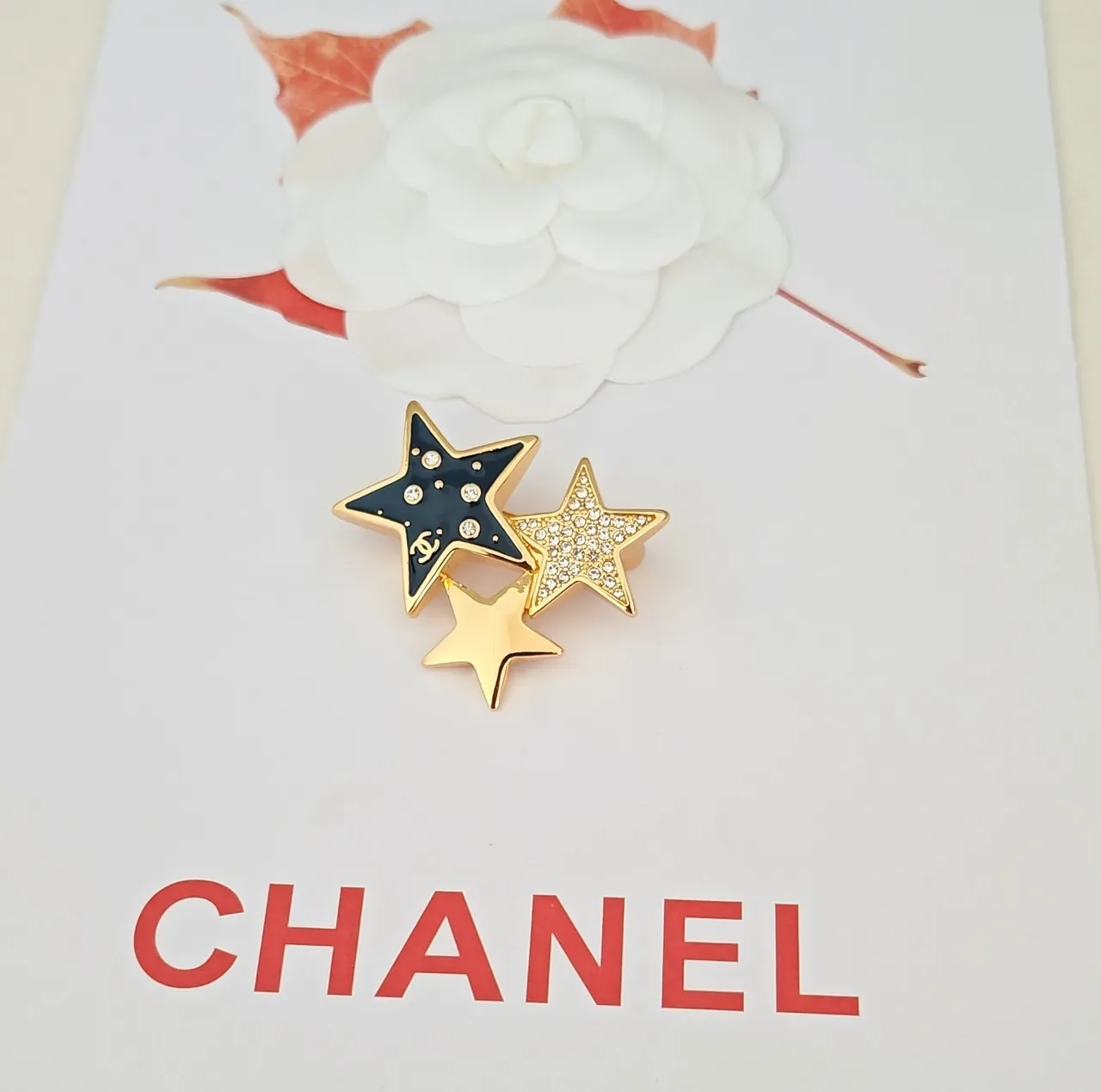 Broche Chanel motif étoile navy, émaillée en or et ornée de cristaux 3