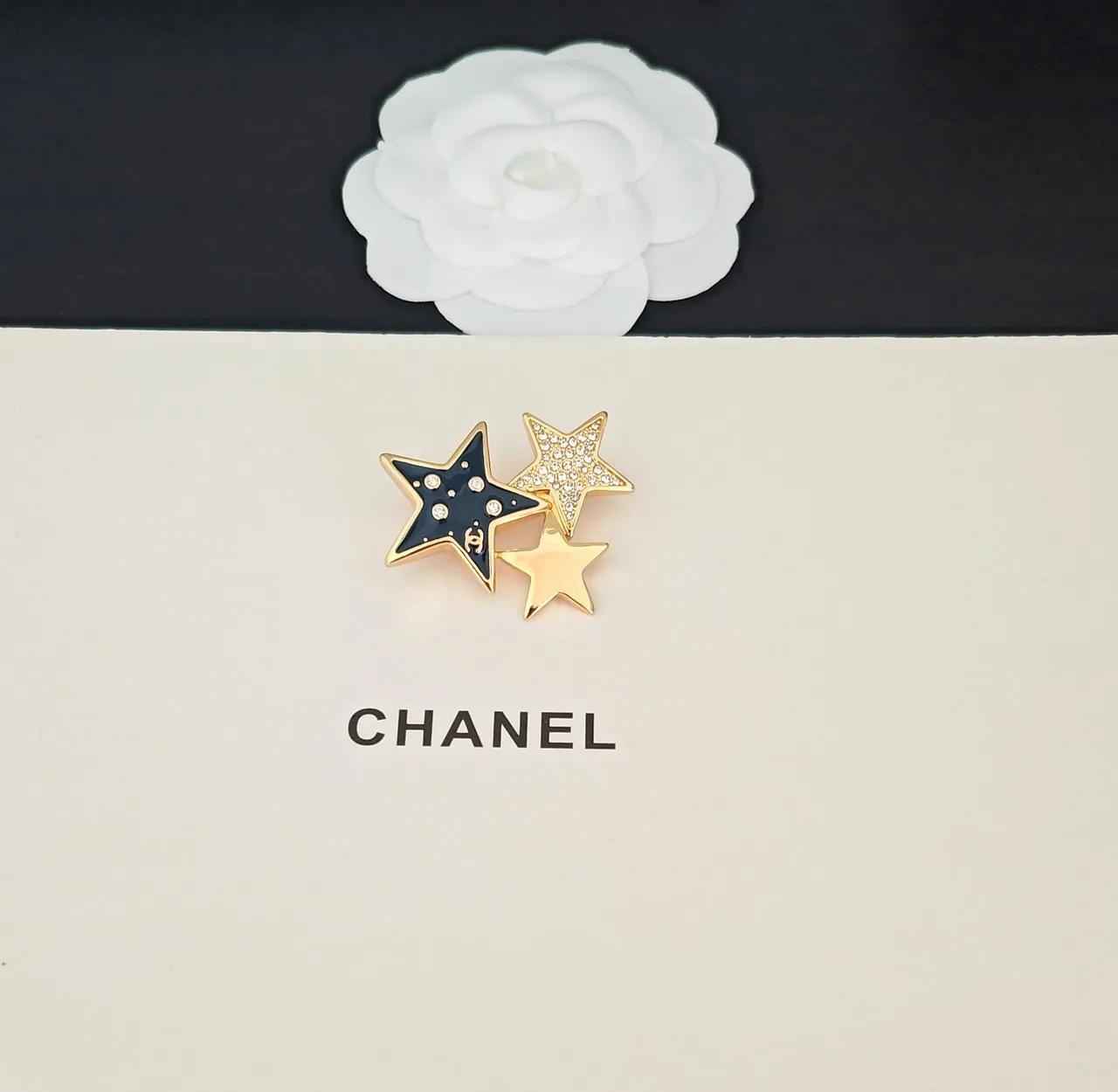 Broche Chanel motif étoile navy, émaillée en or et ornée de cristaux 4