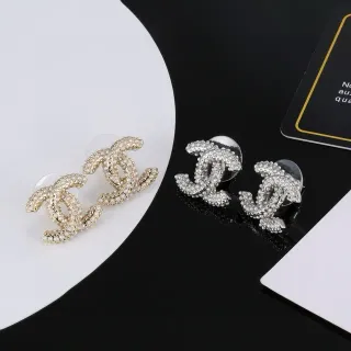 Chanel सफेद सोना मोती से सजाया हुआ इंटरलॉकिंग CC Logo कान की झांसी