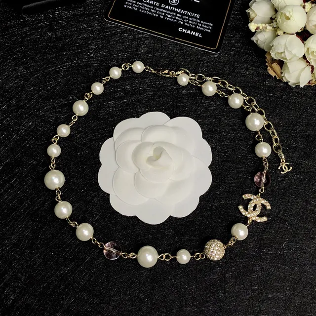 Chanel Collier de perles blanches roses et de quartz avec chaîne de perles ornée de cristaux CC Logo 2