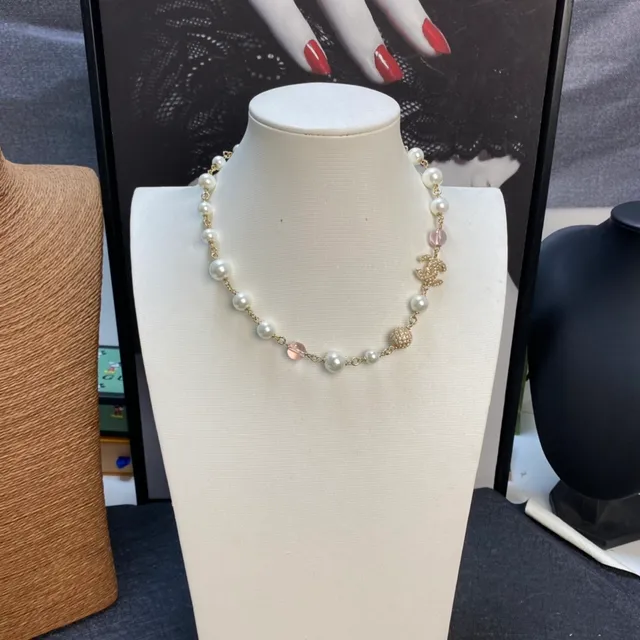 Chanel Collier de perles blanches roses et de quartz avec chaîne de perles ornée de cristaux CC Logo 3
