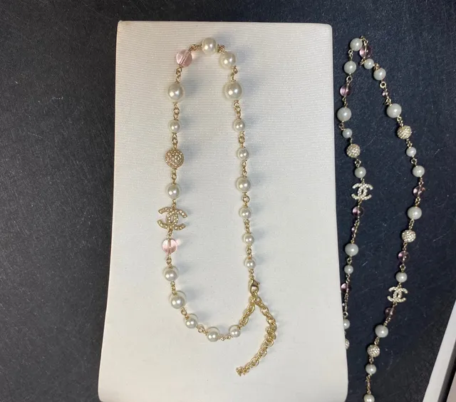 Chanel Collier de perles blanches roses et de quartz avec chaîne de perles ornée de cristaux CC Logo 4