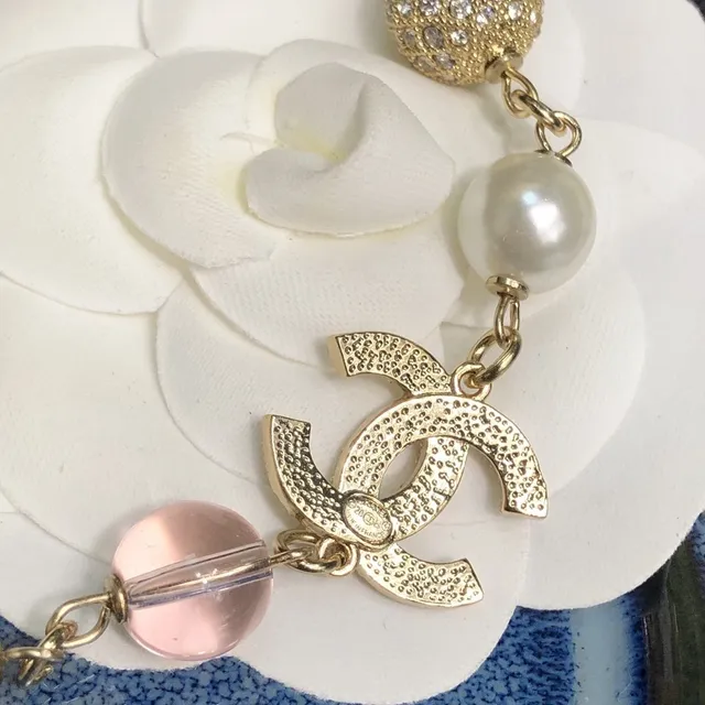 Chanel Collier de perles blanches roses et de quartz avec chaîne de perles ornée de cristaux CC Logo 5