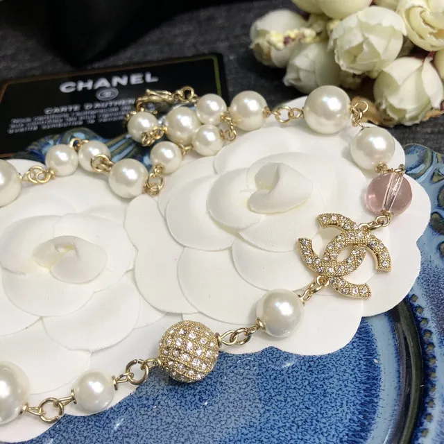 Chanel Collier de perles blanches roses et de quartz avec chaîne de perles ornée de cristaux CC Logo 6