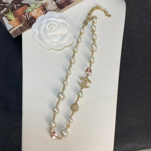 Chanel Collier de perles blanches roses et de quartz avec chaîne de perles ornée de cristaux CC Logo 7