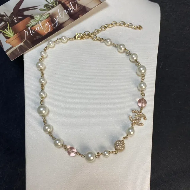 Chanel Collier de perles blanches roses et de quartz avec chaîne de perles ornée de cristaux CC Logo 8