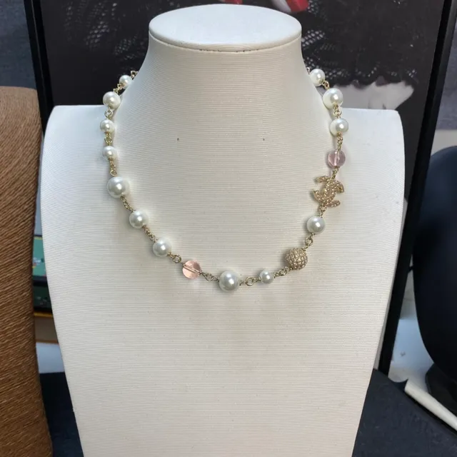 Chanel Collier de perles blanches roses et de quartz avec chaîne de perles ornée de cristaux CC Logo 9