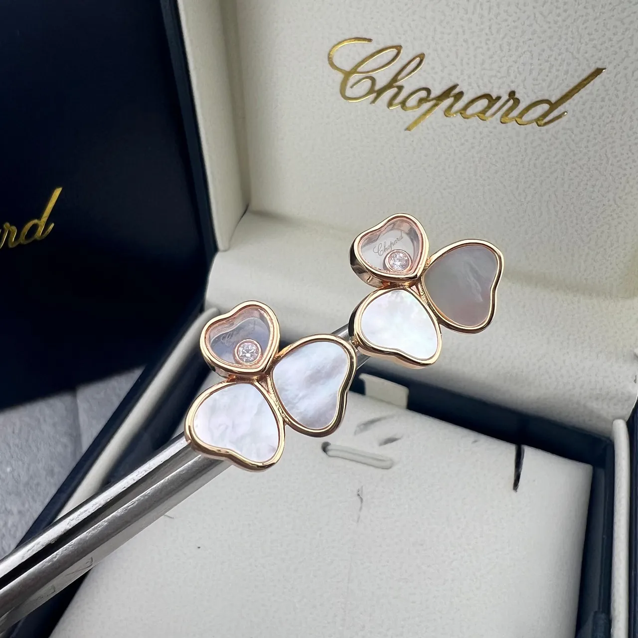 Chopard Boucles d'oreilles Florales à Quatre Pétales en Tons Rouge Rose et Or Rose 3