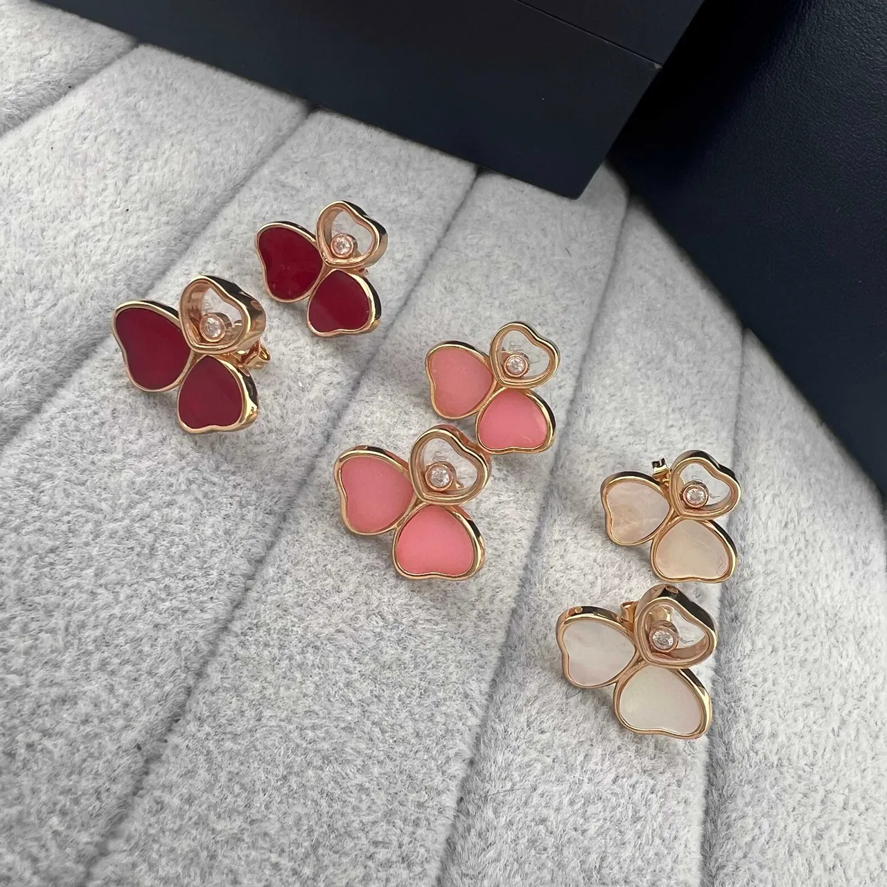 Chopard Boucles d'oreilles Florales à Quatre Pétales en Tons Rouge Rose et Or Rose 4