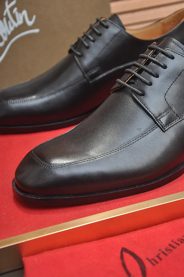 Christian Louboutin Zapatos Oxford de punta con tapa negra 2