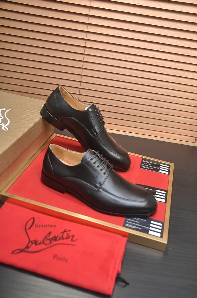 Christian Louboutin Zapatos Oxford de punta con tapa negra 4