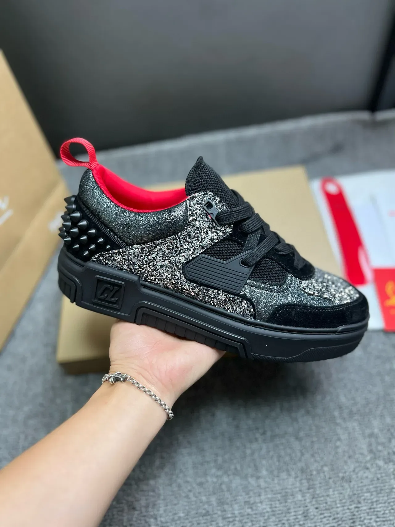 Christian Louboutin Chaussures Lifestyle Noir Rouge Glitter-Suede Hybrid Upper Talon à Spike Contrefort 2