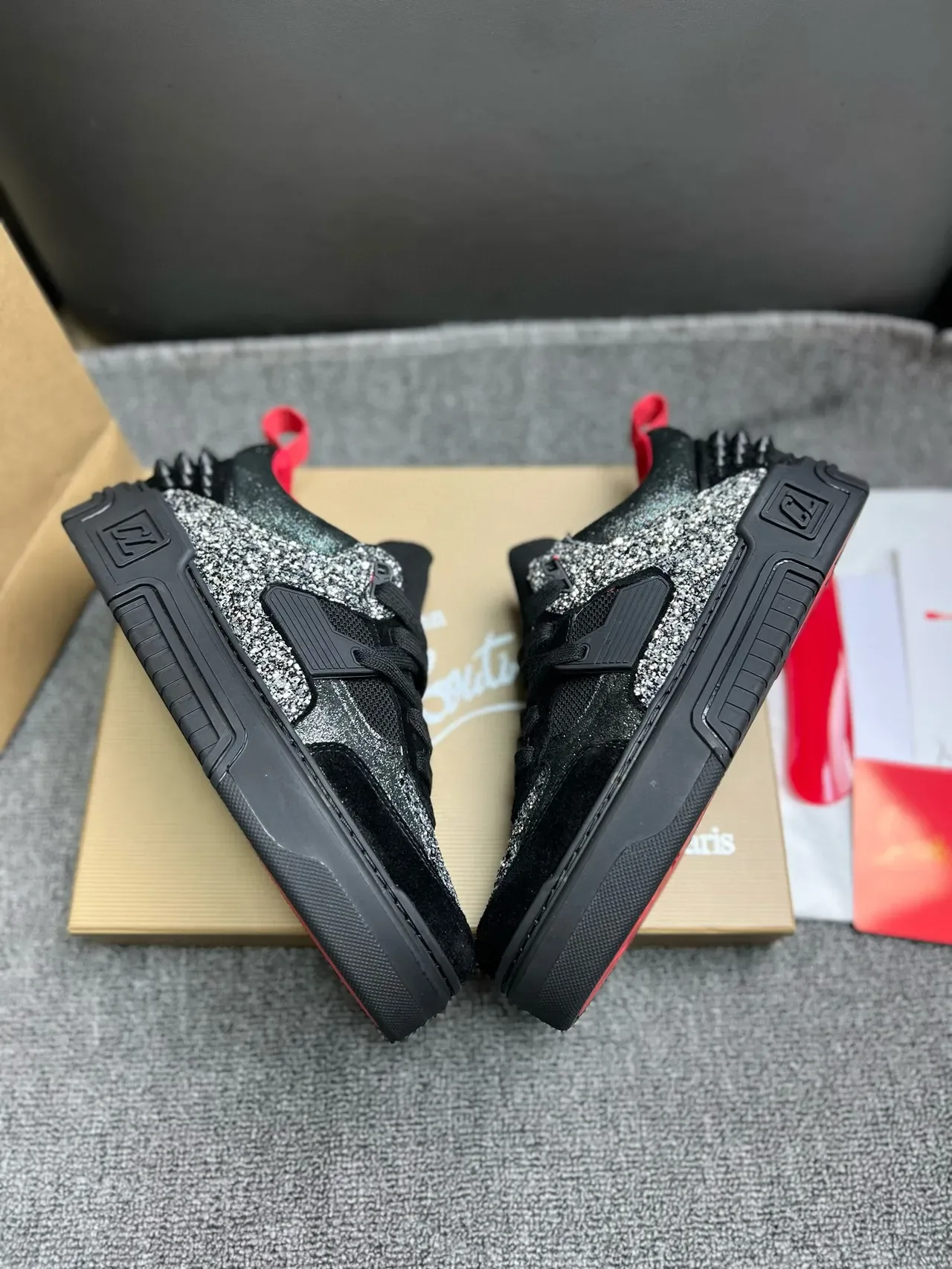 Christian Louboutin Chaussures Lifestyle Noir Rouge Glitter-Suede Hybrid Upper Talon à Spike Contrefort 6