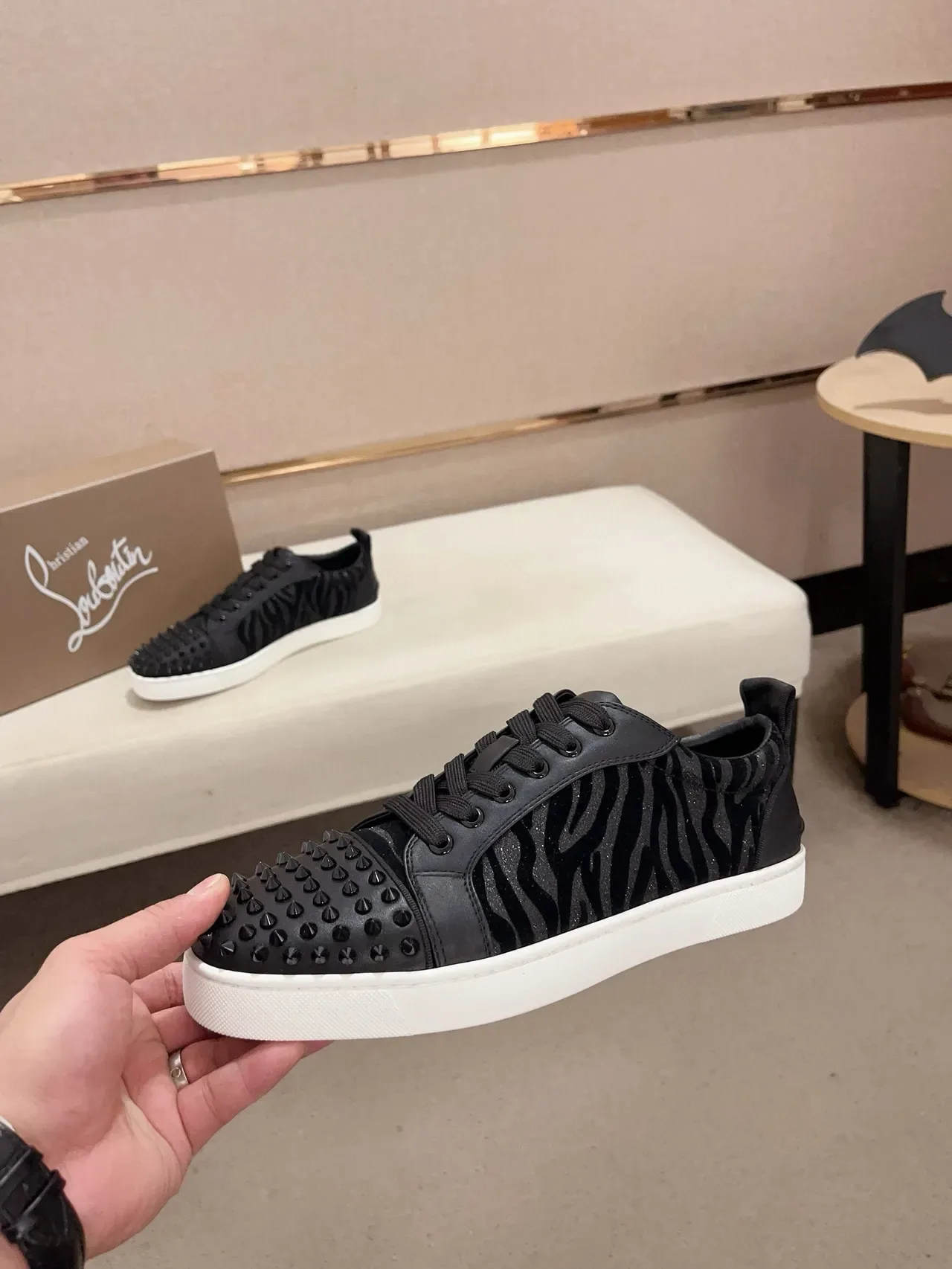 Christian Louboutin Chaussures Lifestyle Noires Blanches Bout Spiqué Panneau Velours Imprimé Zèbre 3