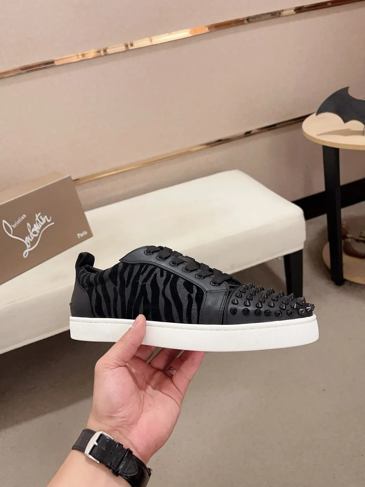 Christian Louboutin Chaussures Lifestyle Noires Blanches Bout Spiqué Panneau Velours Imprimé Zèbre 4