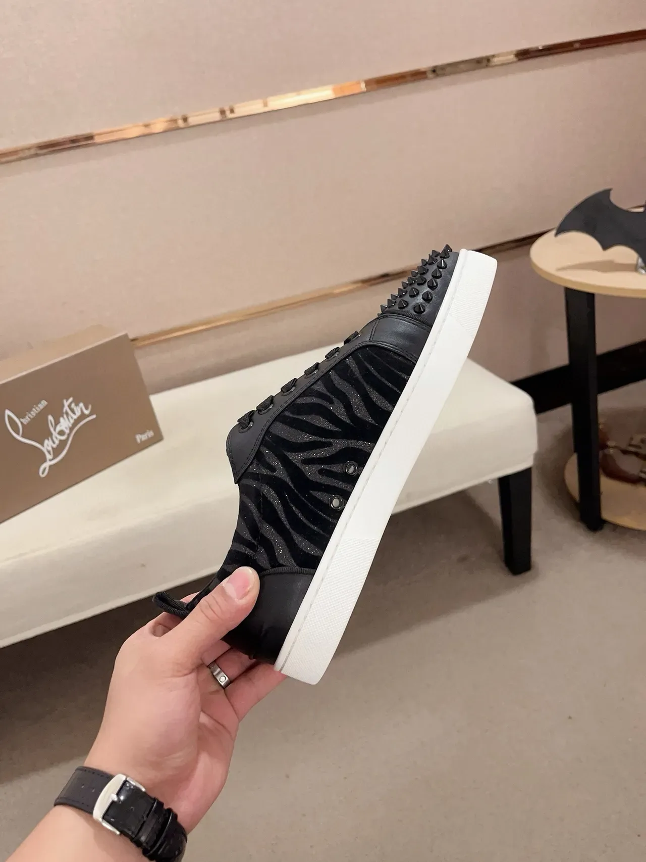Christian Louboutin Chaussures Lifestyle Noires Blanches Bout Spiqué Panneau Velours Imprimé Zèbre 5