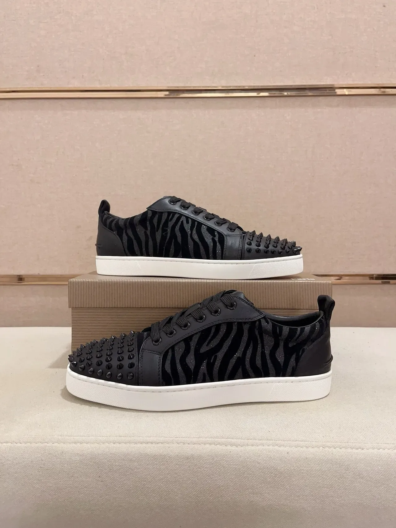 Christian Louboutin Chaussures Lifestyle Noires Blanches Bout Spiqué Panneau Velours Imprimé Zèbre 7