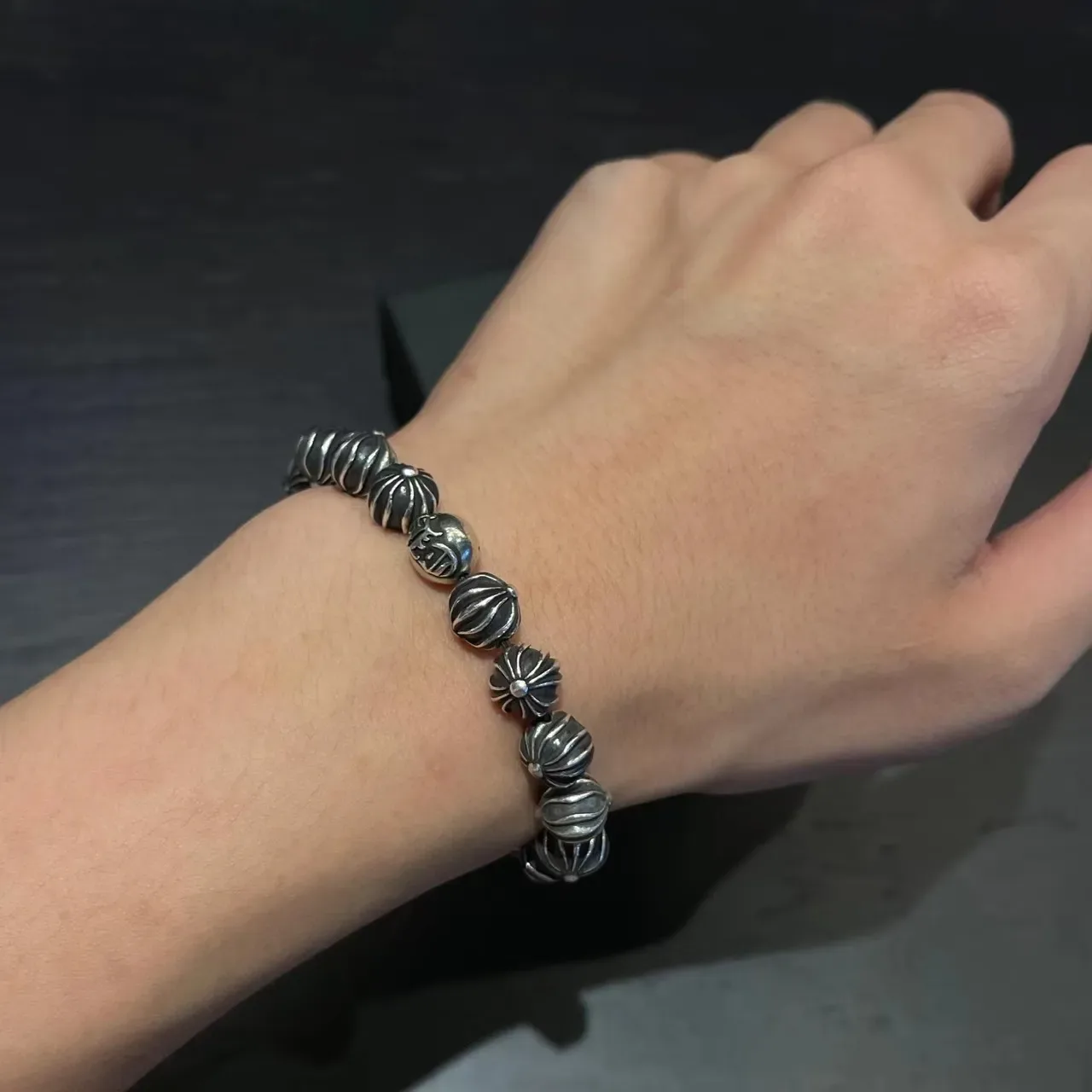 Chrome Hearts Bracelet perles noir avec perles argent brillantes et charme croix 3