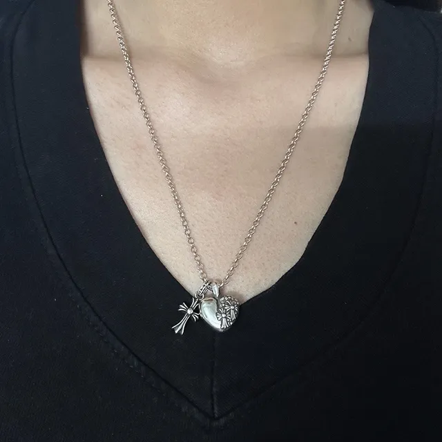 Collier avec chaîne noire, locket en forme de cœur et pendentif de Chrome Hearts en argent 2