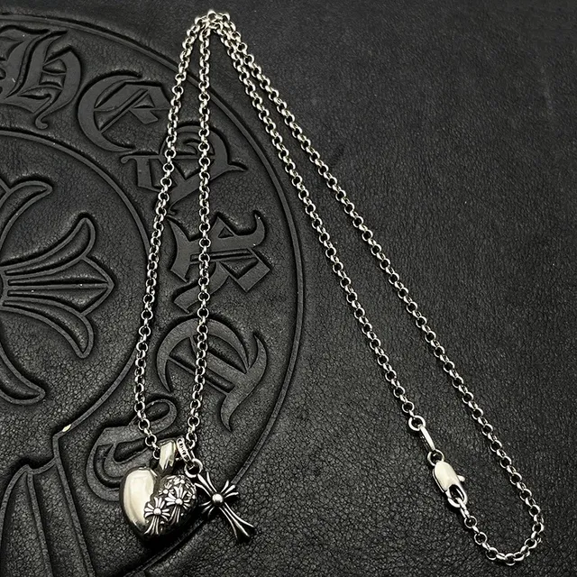 Collier avec chaîne noire, locket en forme de cœur et pendentif de Chrome Hearts en argent 3