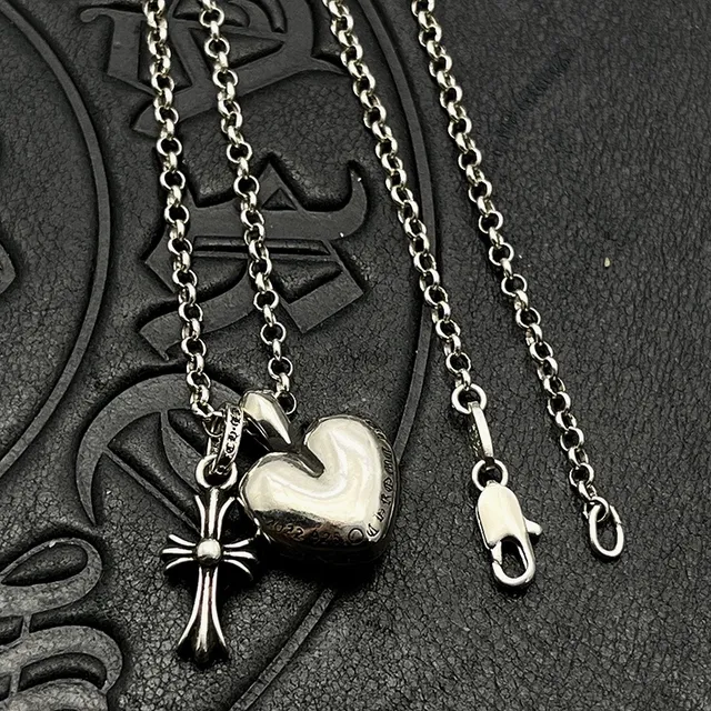 Collier avec chaîne noire, locket en forme de cœur et pendentif de Chrome Hearts en argent 4