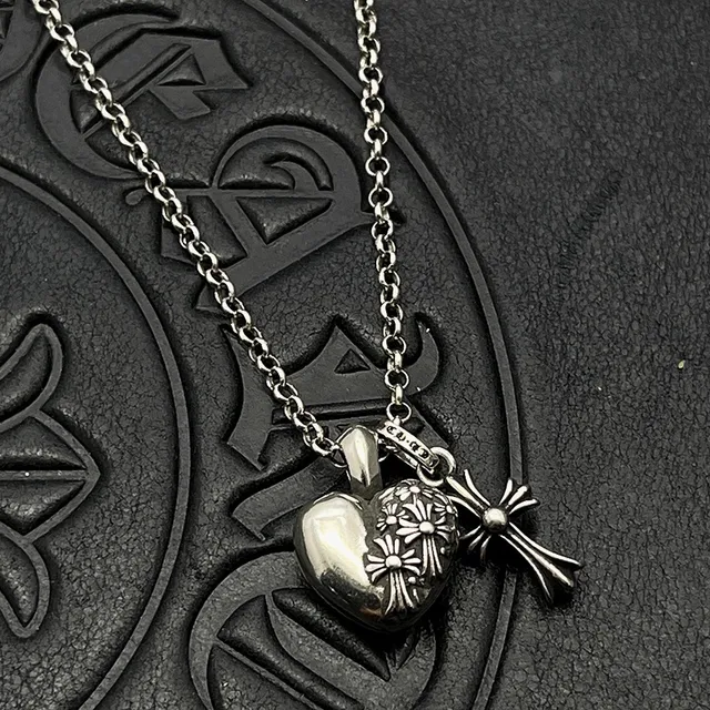 Collier avec chaîne noire, locket en forme de cœur et pendentif de Chrome Hearts en argent 5