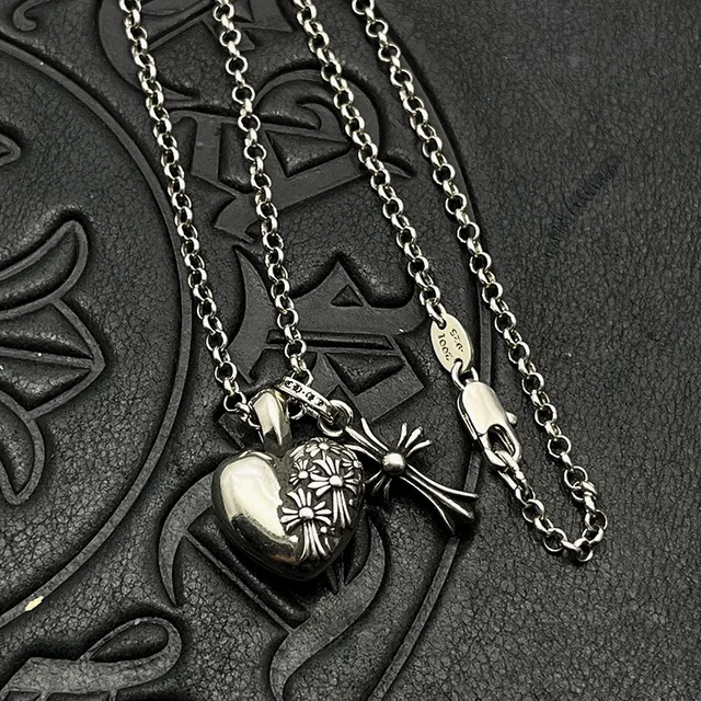 Collier avec chaîne noire, locket en forme de cœur et pendentif de Chrome Hearts en argent 6
