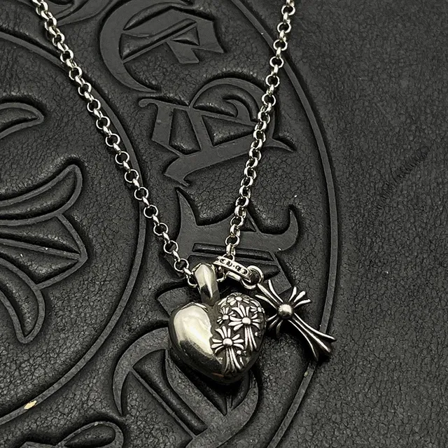 Collier avec chaîne noire, locket en forme de cœur et pendentif de Chrome Hearts en argent 7