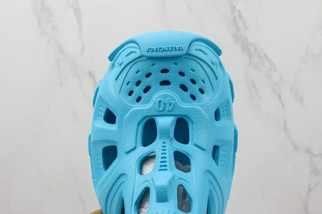 Crocs Classic Clog Light Blue Molded Foam Clog 3