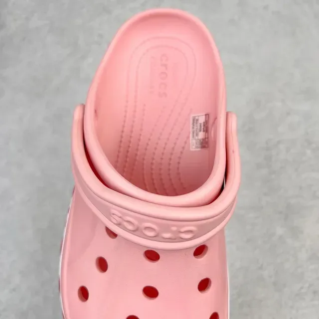 Crocs Classic Clog Rose Rouge Construction de Mousse Moulée Trous de Ventilation 5
