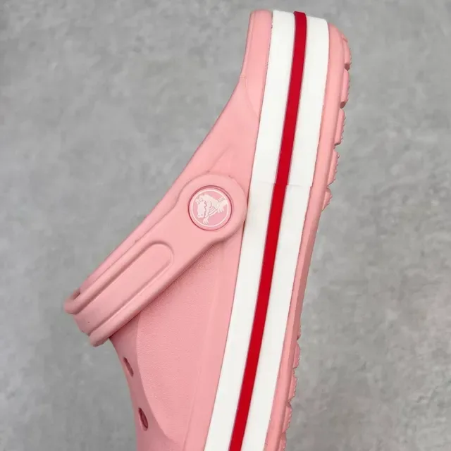 Crocs Classic Clog Rose Rouge Construction de Mousse Moulée Trous de Ventilation 7