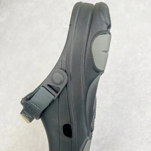 Crocs Echo Preto Cinza Construção de espuma moldada Furos de ventilação clog 4