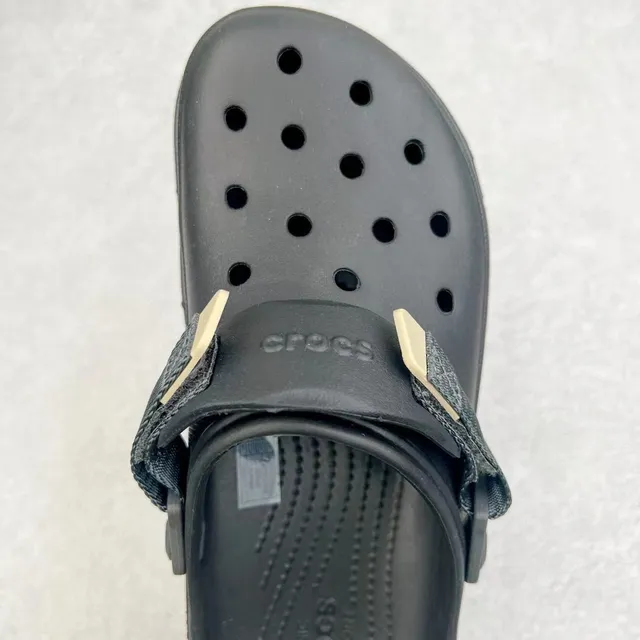 Crocs Echo Preto Cinza Construção de espuma moldada Furos de ventilação clog 7