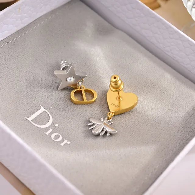 Dior অসমমিত মিশ্র ধাতু মুক্তা নিদর্শন কানের দুল 3